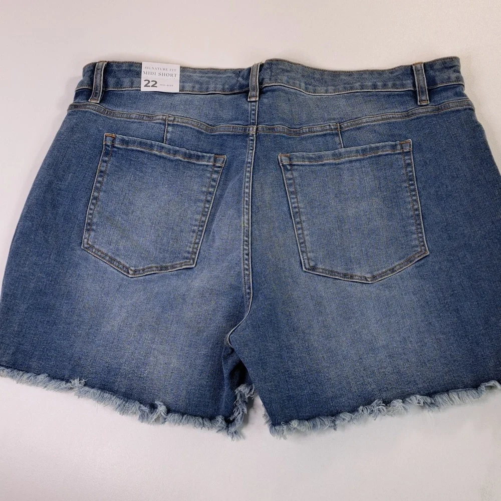 New Lane Bryant Signature Fit Midi Short Mid-Rise Flex Magic Waistband Size 22 - Picture 3 of 13